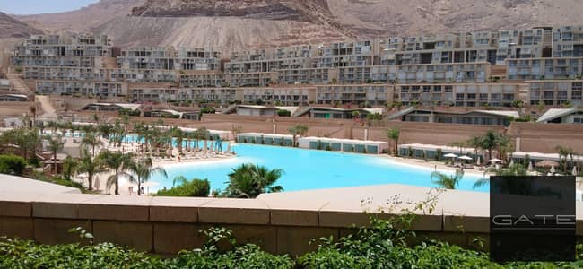 Ground-floor chalet with a garden for sale at Il Monte Galala – fully finished and furnished, featuring a prime lagoon view