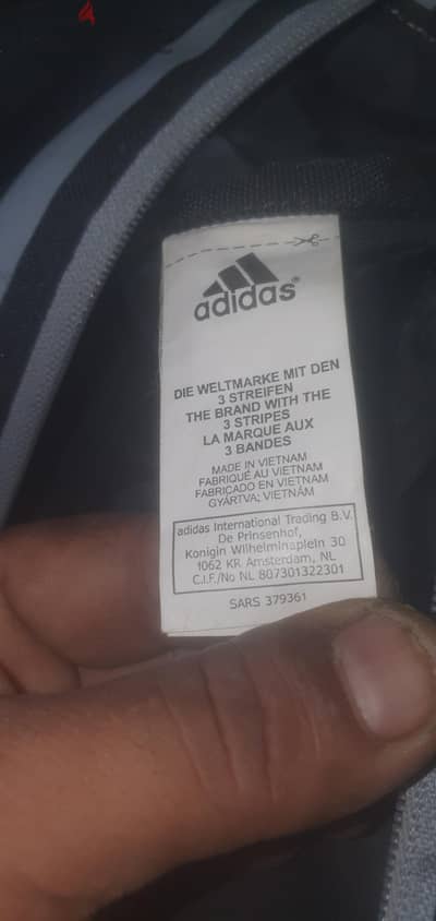 شنطة جيم وسفر أديداس (adidas) أصلية كلاسيك - بحالة ممتازة جداً