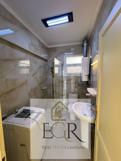 For rent: kitchen, air conditioning, and some appliances. Located near services. 3 rooms, high-end finishes, elevator.