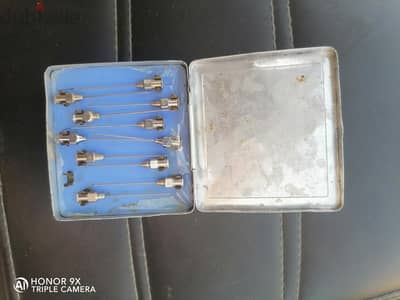 علبة ابر للحقن جديدة