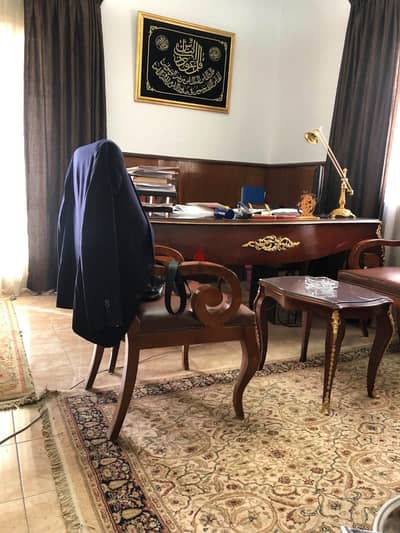 كراسي قاعات ومحضرات ومكاتب مستشارين كبار