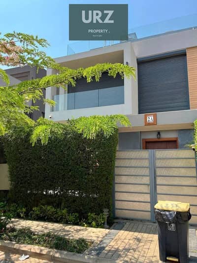 5-bedroom 3-story villa with double views for sale at a great discount near Sodic La Vista City minutes from Waterway Crescent Hyde Park and Alcaz