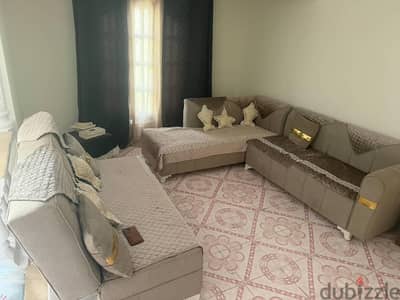 للبيع ركنة وسرير فردين و٢ سرير فرد واحد وترابيزات وكراسي بلاستيك