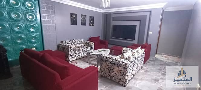 بيت للبيع في الحي العائلي بالحي الثامن البيت ارضي و ثلاث ادوار مساحه البيت 260 متر الدور على شقه مساحه الشقه 160 متر تشطيب ممتاز