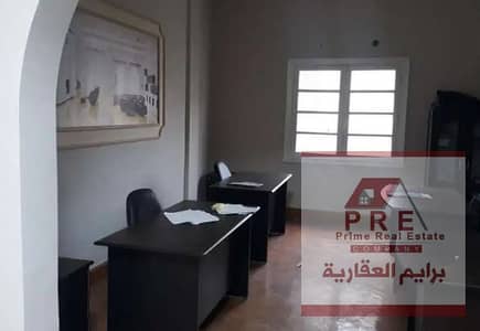 مقر ادارى مفروش للايجار محطه الرمل على البحر مباشر -3 غرف
