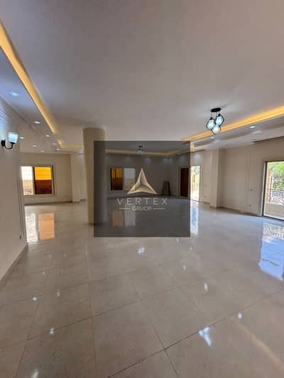 شقة واسعة أول سكن نص مفروش للإيجار في كمباوند غرب الجولف - القاهرة الجديدة