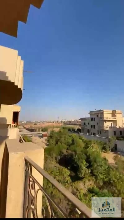 شقة للبيع بمساحة 215 متراً مربعاً في الحي السابع بمدينة العبور، ذات واجهة جانبية، وتتميز بموقع متميز وتصميم واسع؛ مما يجعلها خياراً مثالياً للسكن