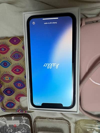 Apple - iPhone 11 مفيهوش خدش ومعه ٦ جرابات وبالعلبه
