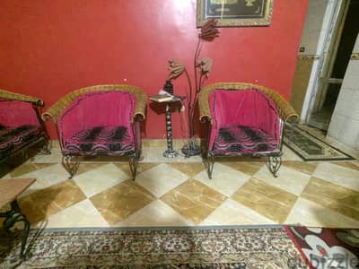 كنبتين وكرسيين للبيع استخدام راقي