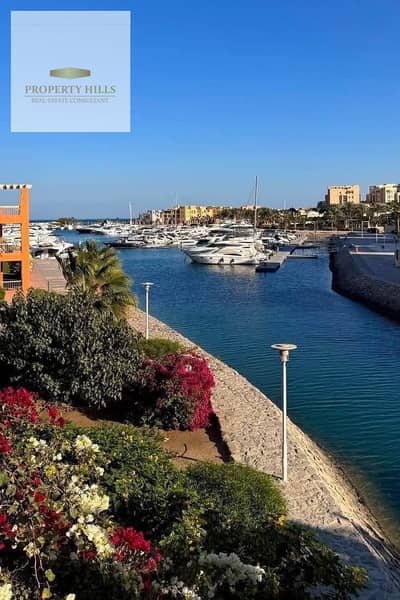 فيلا في الجونه على البحر مباشر متشطبه بالكامل بالتكيفات للبيع على الفيو جاهزه للمعاينة بسعر متخفض و في خصم كبير على الكاش   نوع الوحدة: توين هاوس   المساحة: 150م² •  الموقع: الجونة – البحر الأحمر •   الحالة: جاهزة للمعاينة فيلا متشطبه بالكامل سوبر لوكس با