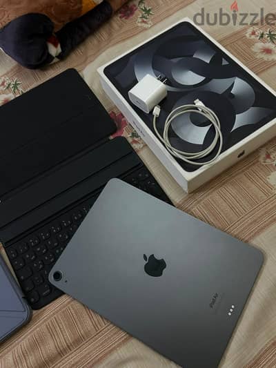 للبيع iPad Air 5 M1 256GB مع Magic Keyboard وكامل الملحقات