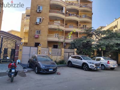 شقة بمساحة ١٧٥ م، فى مكان متميز بالحى ١٦ بالشيخ زايد