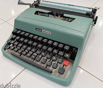 آلة كاتبة أوليفيتي إيطالي Olivetti Lettera 32 - كيبورد فرنسي