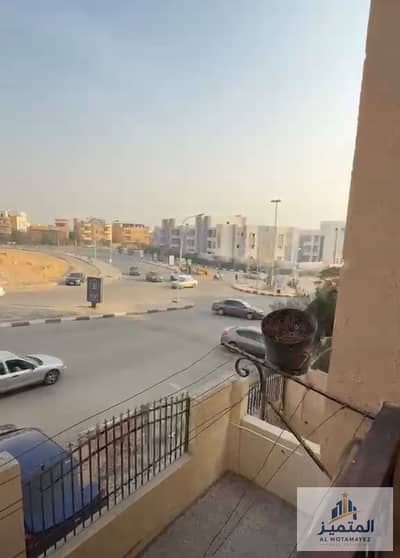 مدينة العبور، الحي الخامس، أمام كمبوند هاي سيتي مباشرة، بموقع مميز بالقرب من جميع الخدمات والمواصلات، مما يوفر سهولة التنقل وراحة السكن