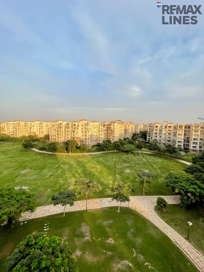 For sale, an apartment of 175m with special finishes, an amazing view of a wide garden, steps to services and Arabesque, and the open-air mall in b1 in Madinaty
