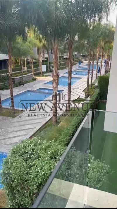 شقه جاهزة للاستلام متشطبة بالكامل بحري علي حمام السباحة  في احسن لوكيشن واحسن فيو في patio casa