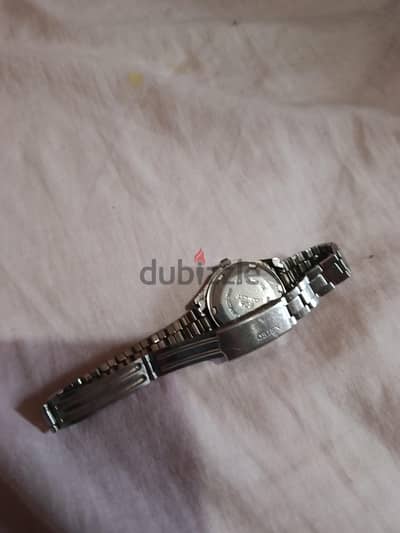 ساعة للبيع