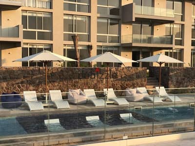 With a 5% down payment, an apartment for sale in a private garden, fully finished, with air conditioners, and fully furnished (Mont Galala), Ain Sokha
