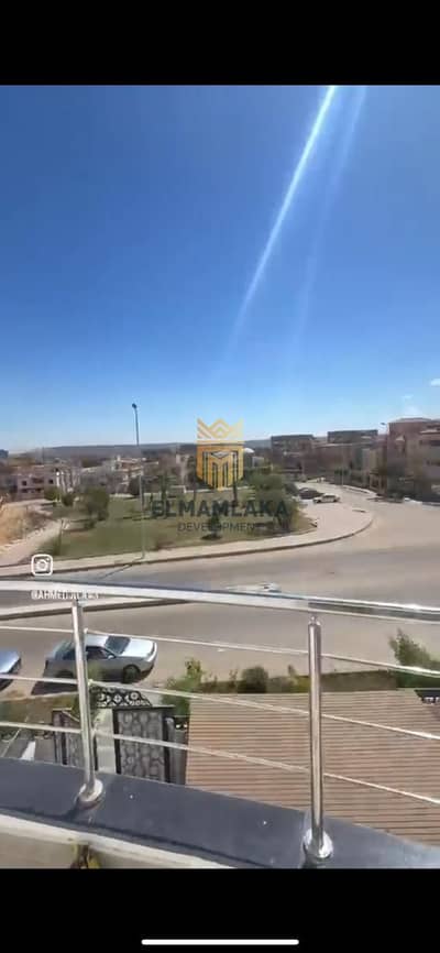 فرصة مميزة لامتلاك شقة روف بموقع استثنائي، بمساحة كبيرة وإطلالة مفتوحة وتهوية ممتازة