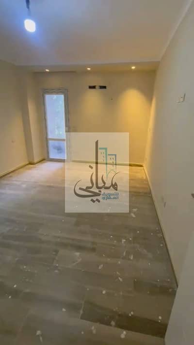 شقه الايجار ارضي بحديقه 204 بالمطبخ  وسخانات اول سكن كمبوند ذايد ريجنسي