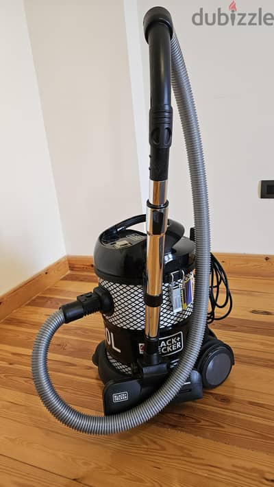Black and Decker 2000 Watt vacuum cleaner 20L