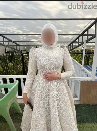 تميزي بإطلالة احساسها ملكي  نحو السماء بفستان للايجار