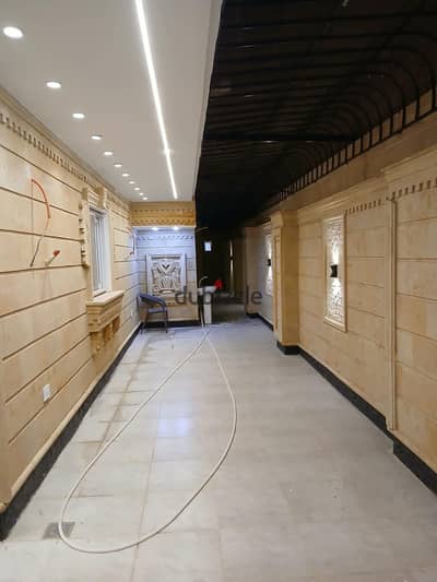 At a price lower than the market, a 285-meter villa with a private entrance and a car entrance, hotel finishing in a prestigious area in the Gardens of the Pyramids.