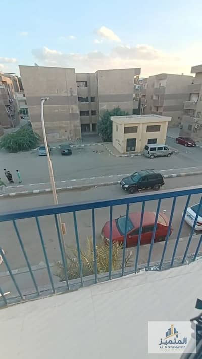 مدينه العبور الحي التاني لوكيشن مميز دور متكرر فيو مفتوح 3 غرف نوم وريسبشن كبير وحمام ومطبخ  تشطيب ألترا سوبر لوكس وتأسيس بأعلى مستوى
