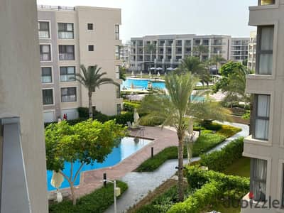 شاليه أرضي بحديقة للإيجار اليومي في مراسي – مارينا 2 | إطلالة مباشرة على حمام السباحة