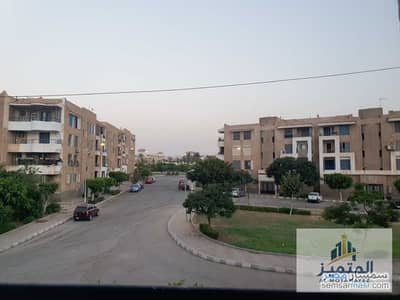 شقة 70م للبيع بامتداد الشباب العبور دور ثاني أمامي غير مجروحة غرفتين وريسبشن قطعتين وبلكونتين و3 عدادات وتشطيب الجهاز وموقع مميز