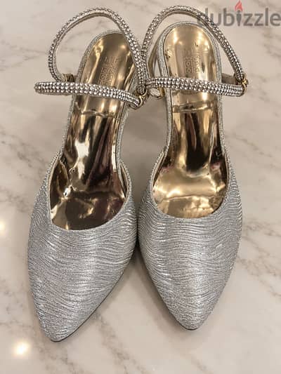 حذاء حريمي سيلفر لامع مقاس 39 | Silver Slingback Heels – Size 39