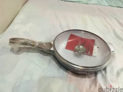 طاسه من سويسرا سراميك بغطاء زجاج بلكرتونه