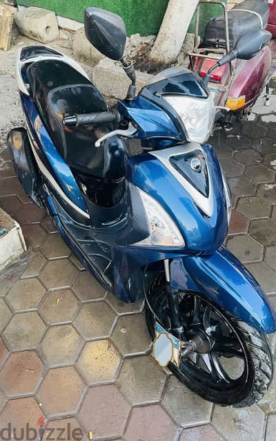 سكوتر بحالة ممتازه كسر زيرو sym200