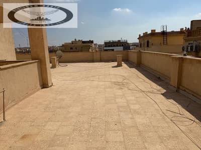 نصف روف للبيع التجمع الاول جنوب الاكاديميه بالقرب من مسجد حسن الشربتلى   مبني 25%   الدور : الثالث بأسانسير المساحه : ٢٠٠م٢