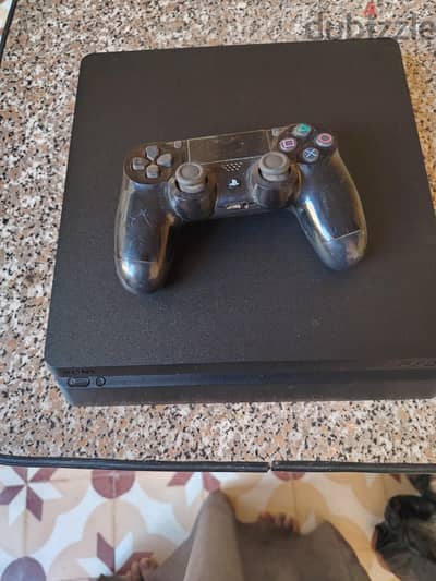 ps4 بحالة ممتازة 500جيجا سوفت 6.72
