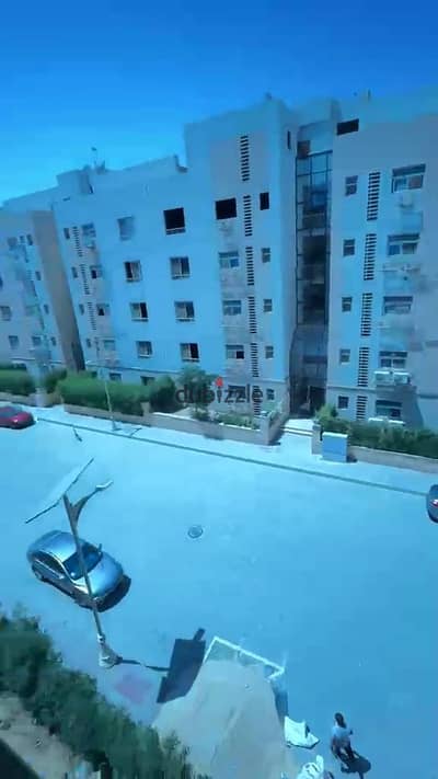 حصرى اول سكن  بالتكيفات بكمبوند به حمام سباحه ملغب اسكواش جيم