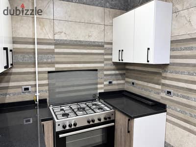 حصرى اول سكن بالمطبخ والتكيفات حصة بالجراج خطوات 90 الجنوبى وقريب للهايد بارك