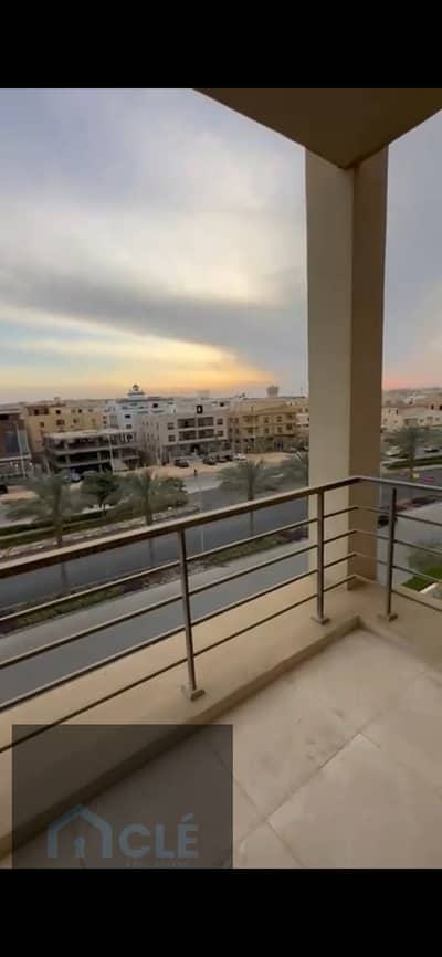 بنتهاوس سوبر لوكس مكيف بالكامل بروف و بموقع مميز للايجار باقل سعر في كمبوند المراسم القاهرة الجديدة , مساحة 170 م و روف 115 م  , مع امكانية تركيب مطبخ