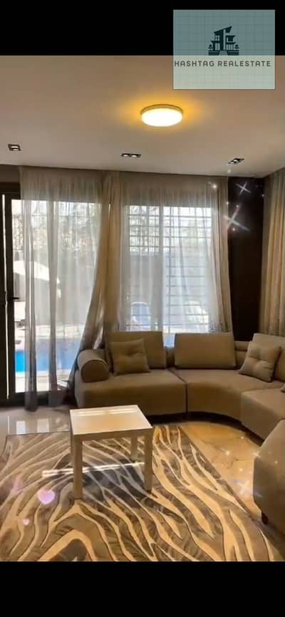 للايجار فيلا  فندقيه في قلب الشيخ زايد بحمام سباحه مكونه من  - ٤ غرف نوم منهم غرفتين ماستر ودريسنج  - ٢ حمام خارجي  - ⁠ريسبشن ٣ قطع فرش فندقي