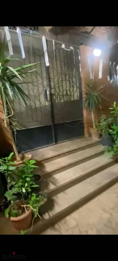 فيلا دوبلكس للإيجار مفروش مكيفة خطوات للبوابة واجه مدخل خاص إمكانية تقفيل غرفة رابعة ، خمسه السعر للعقد السنوى