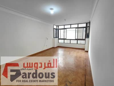 للايجار شقه تعاونيات سموحه شارع جاردن سيتي قريب من محور المحموديه ومديريه الامن مساحه 100 متر الدور الرابع تشطيب مميز للسكن