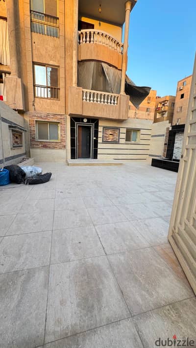 ارضى مدخل خاص 130 متر حديقه كبيره جدا