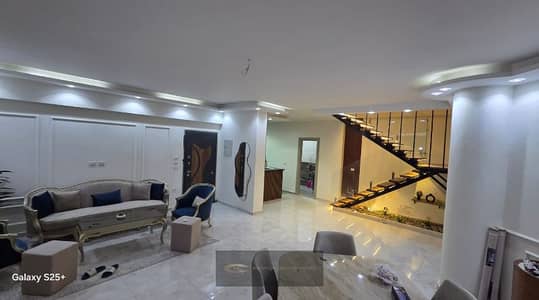 بنتهاوس مميز للإيجار في Palm Villas – بجوار البوابة 2 | 258م + روف خاص 70م | سوبر لوكس | قريب من المدينة التعليمية
