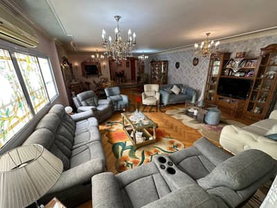 Apartment in a very prime location, registered and licensed, with a distinctive facade and super deluxe finishing. The layout combines spaciousness an