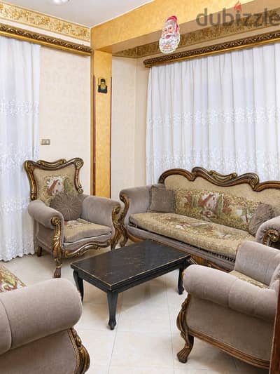 صالون خشب زان احمر بحالة جيدة