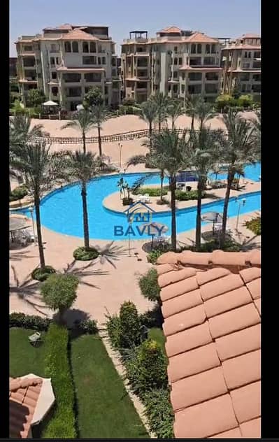 شاليه علوي للبيع استلام فوري في ستيلا مارينا بالدور الرابع متشطب بالكامل بدون فرش وموقع مميز بالقرب من حمامات السباحة والخدمات وأبراج العلمين والشاطئ!