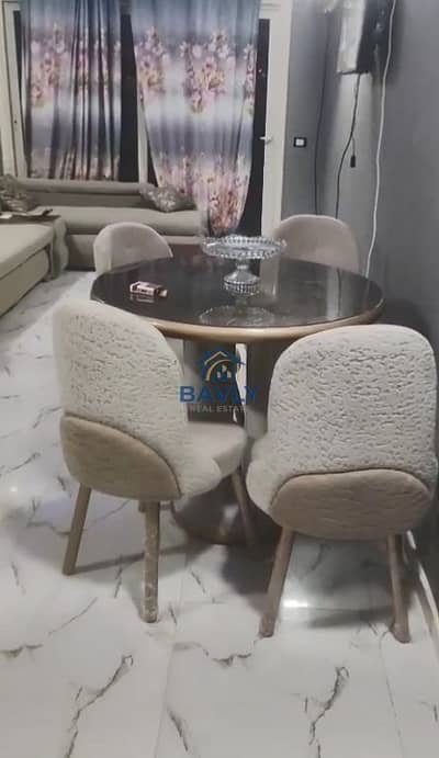 شاليه علوي للبيع استلام فوري في ستيلا هايتس مفروش بالكامل بتشطيب مميز وفيو بول وموقع هادئ وقريب من الشاطئ والخدمات داخل واحدة من أرقى قرى الساحل مميز!