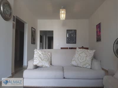 Distinctive 160-square-meter furnished apartment for rent in the Al Marasem compound, Fifth Settlement, located near major thoroughfares.