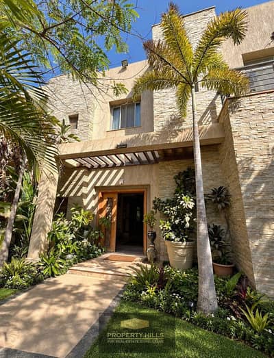 Move in immediately 557 square meter villa with a panoramic view of the landscape, spanning 3 floors and featuring a private swimming pool.