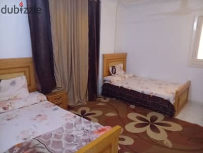 شقة مفروشة للايجار السنوي اسره أو عريس أو طالبه أو شركة 2 نوم ريسبشن قطعتين مطبخ حمام الدور التالت علوي سلم مريح جدا بالإسكندرية العجمي الكيلو 21 بشاطئ النخيل بموقع متميز جدا